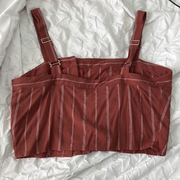 Sky and Sparrow Cropped Dusty Red Button Down Tank Shirt Size XL - Picture 3 of 6
